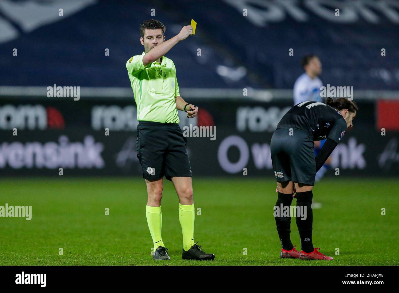 ZWOLLE, NETHERLANDS - DECEMBER 14: referee Erwin Blank shows a yellow card to Destan Bajselmani of PEC Zwolle during the Dutch TOTO KNVB Cup match between PEC Zwolle and MVV Maastricht at MAC 3 Park Stadion on December 14, 2021 in Zwolle, Netherlands (Photo by Peter Lous/Orange Pictures) Stock Photo