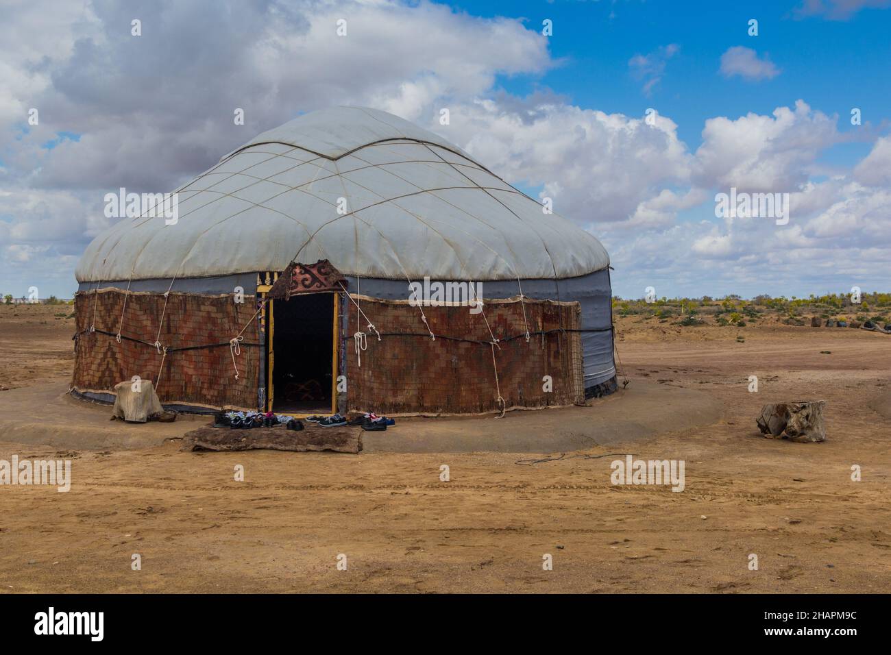 Yurt in Kyzylkum desert, Uzbekistan Stock Photo