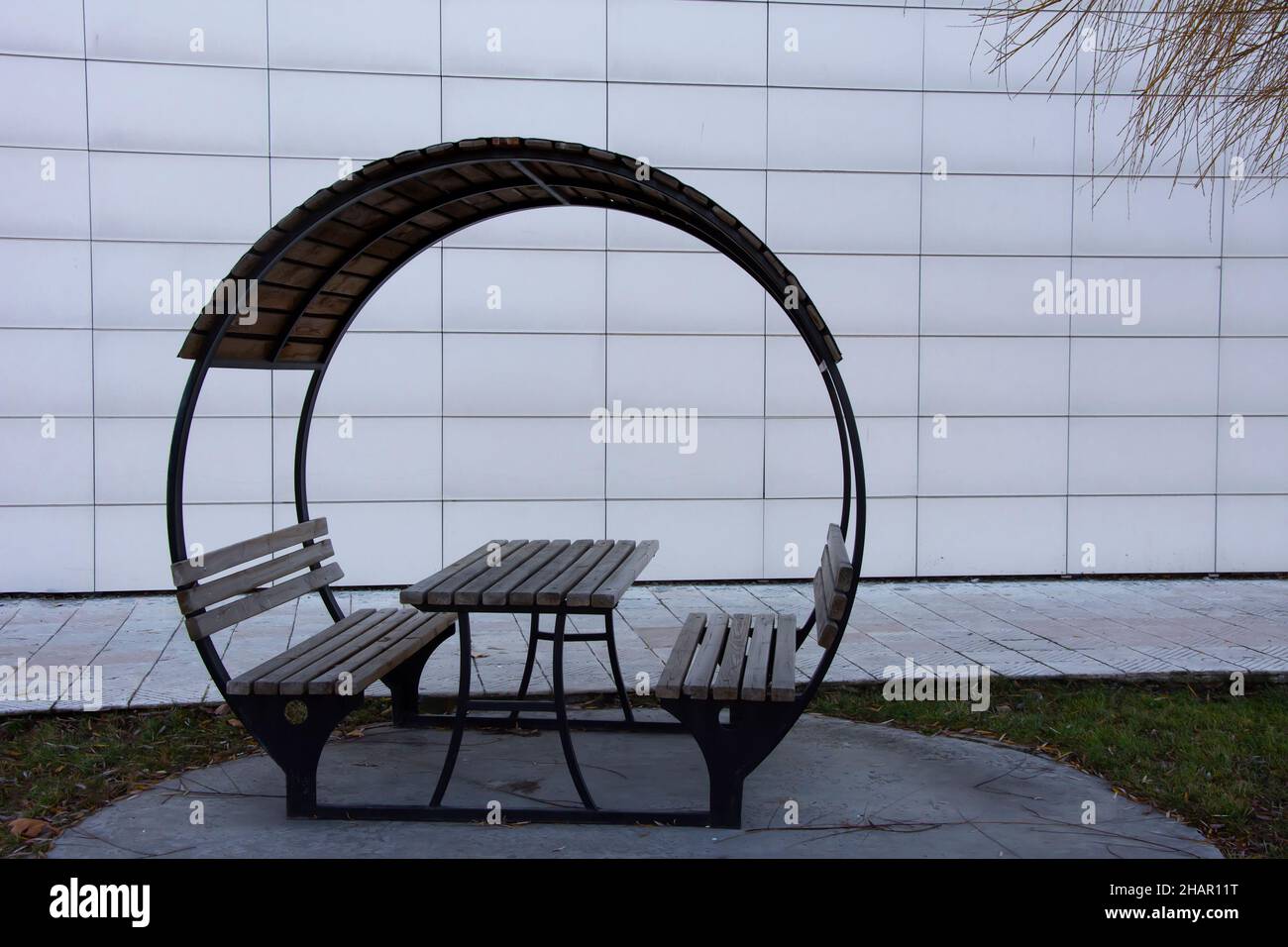Empty park benches in the rain hi-res stock photography and images - Alamy