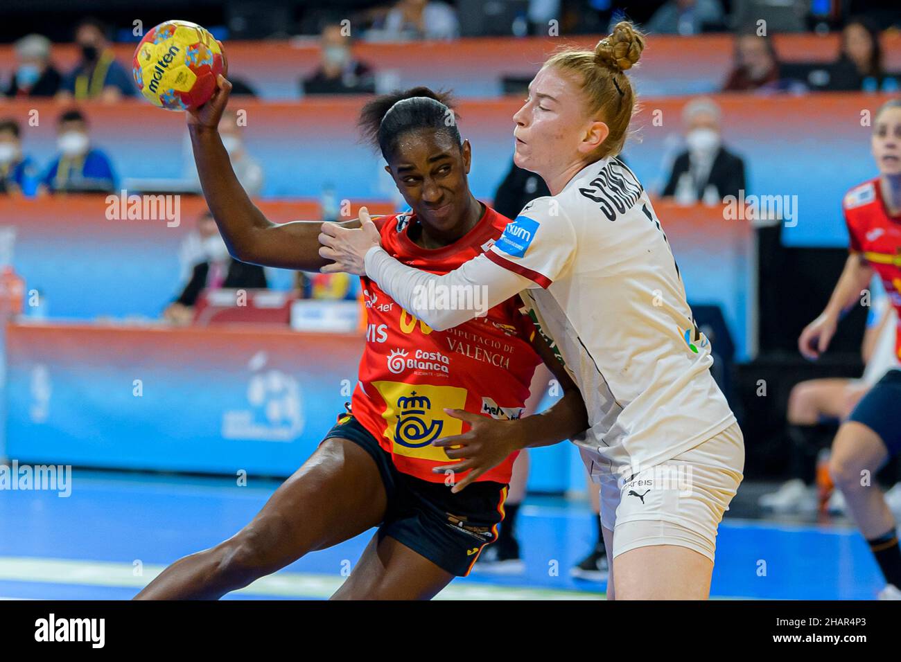 Barcelona, Spain. 14th Dec, 2021. Handball, Women: World Cup, Spain - Germany, Final Round, Quarterfinals: Spain's Alexandrina Cabral Barbosa and Germany's Meike Schmelzer fight for the ball. Credit: Marco Wolf/wolf-sportfoto/dpa/Alamy Live News Stock Photo