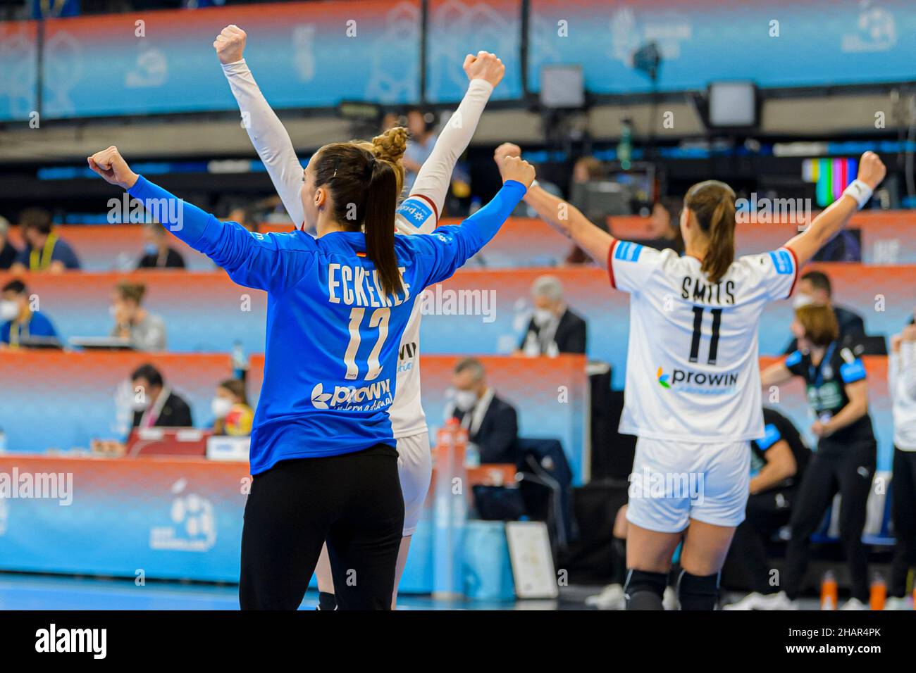 Barcelona, Spain. 14th Dec, 2021. Handball, Women: World Cup, Spain - Germany, final round, quarter-final: Germany's goalkeeper Dinah Eckerle (l) and Xenia Smits cheer. Credit: Marco Wolf/wolf-sportfoto/dpa/Alamy Live News Stock Photo