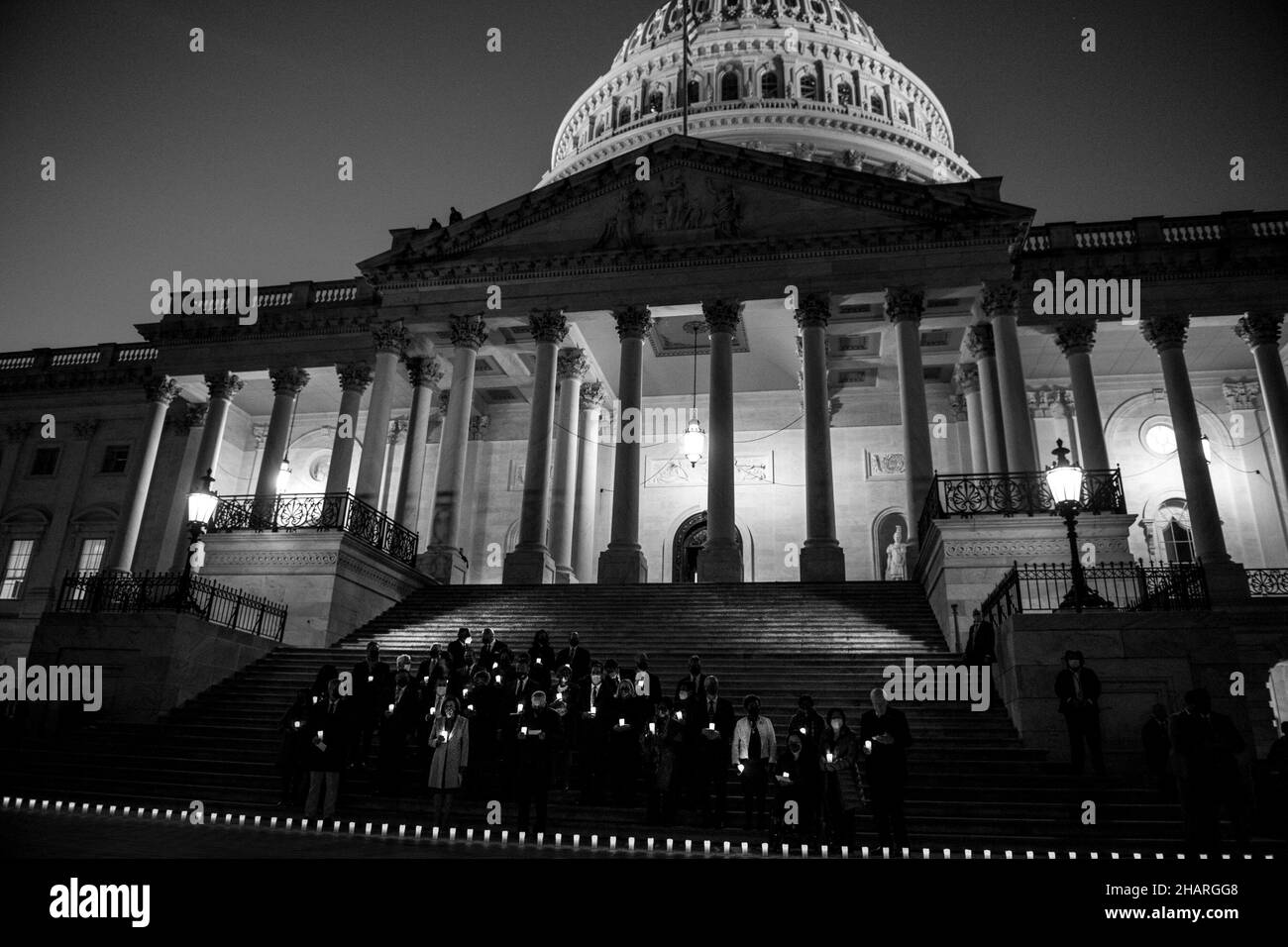 Washington, Vereinigte Staaten. 14th Dec, 2021. Congressional Leaders, and bipartisan members of House and Senate arrive for a Moment of Silence for the 800,000 American Lives Lost to COVID-19, at the US Capitol in Washington, DC, Tuesday, December 14, 2021. Credit: Rod Lamkey/CNP/dpa/Alamy Live News Stock Photo