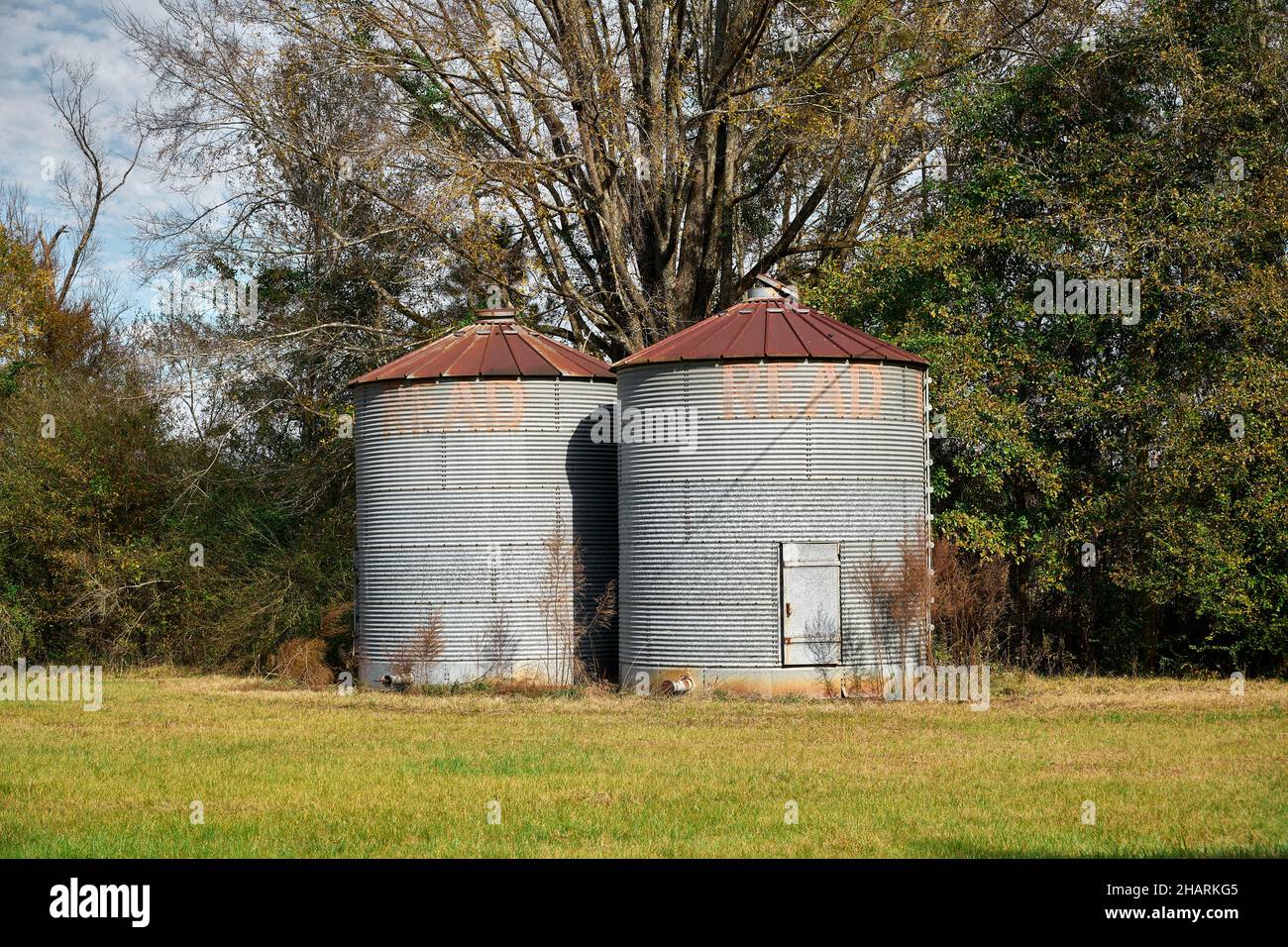 Small grain storage tanks or silos for storing harvested grain on a