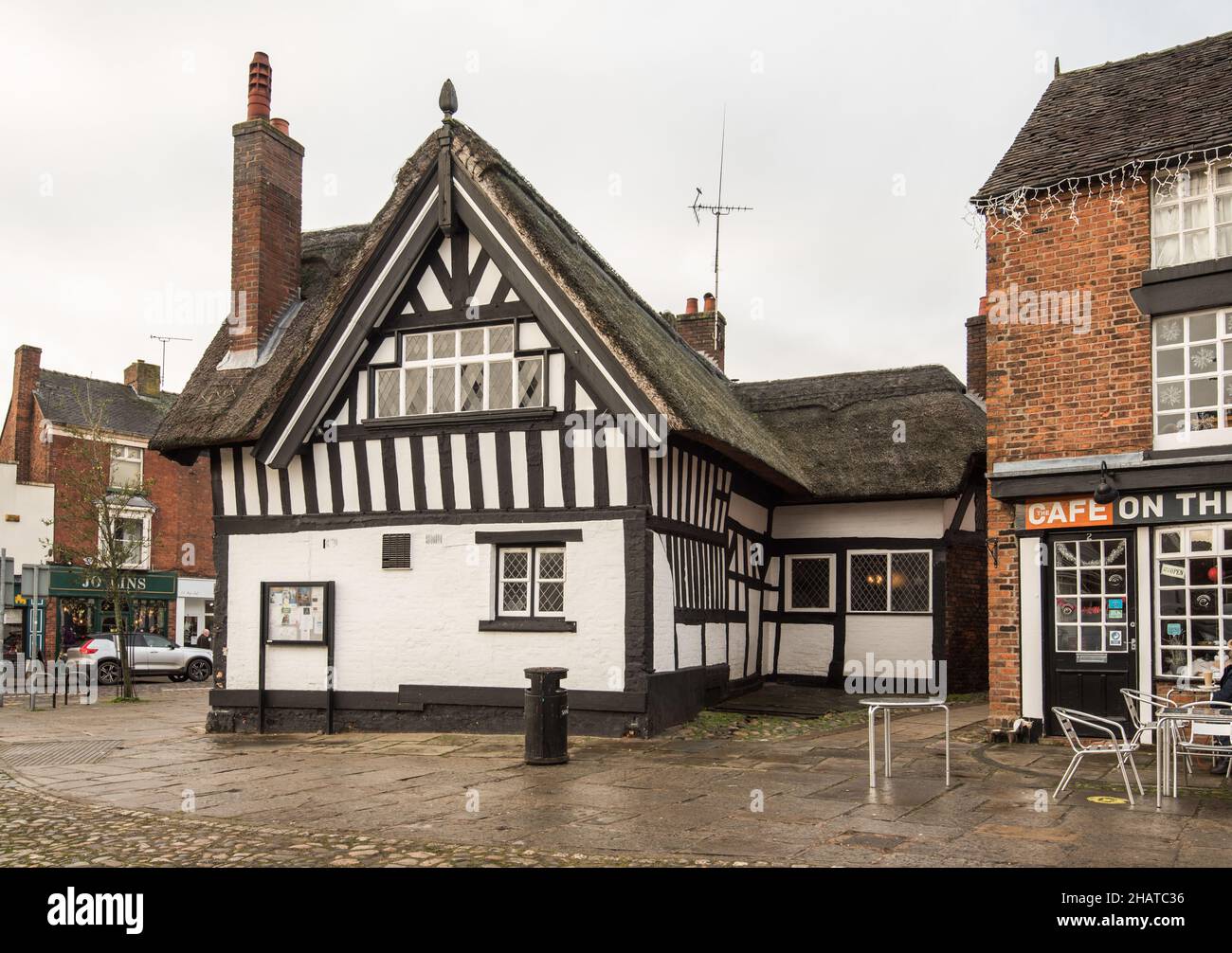 Thatched pub in the market town of Sandbach England adjacent to The 'Cafe on the Square', ( latter is 2 Market Square, Sandbach, Cheshire) Stock Photo