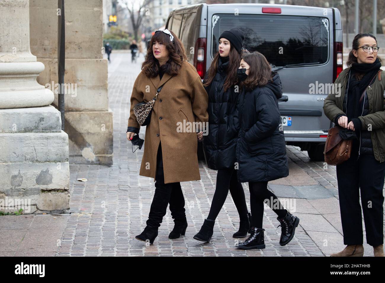 Paris, France, 15/12/2021, Elsa Wolinski and her daugthers during the funeral of Maryse Wolinski at Saint Eustache church in Paris, France on December 15, 2021. Novelist and journalist, Maryse Wolinski, widow of cartoonist Georges Wolinski killed in the attack on Charlie Hebdo, died at the age of 78. Photo by Raphael Lafargue/ABACAPRESS.COM Stock Photo