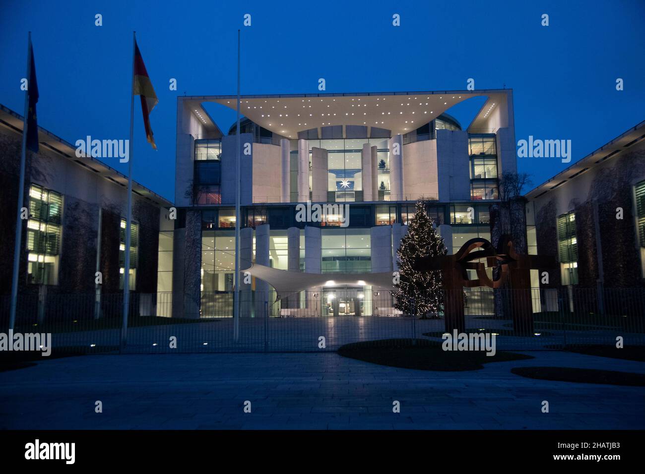 Berlin, Deutschland. 07th Dec, 2021. the Federal Chancellery in the evening light, illuminated, a Weihaftertsbaum stands in front of it, sights in Berlin, Germany on December 7th, 2021 Credit: dpa/Alamy Live News Stock Photo