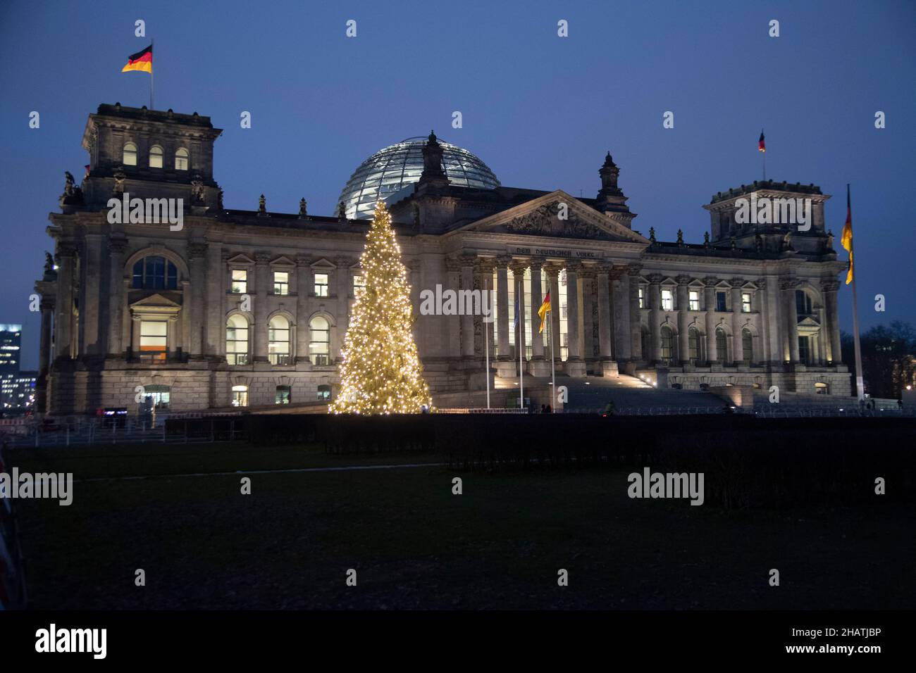 Berlin, Deutschland. 07th Dec, 2021. The German Bundestag, Reichstag in the evening light, illuminated, a Weihaftertsbaum stands in front of it, sights in Berlin, Germany on December 07, 2021 Â Credit: dpa/Alamy Live News Stock Photo