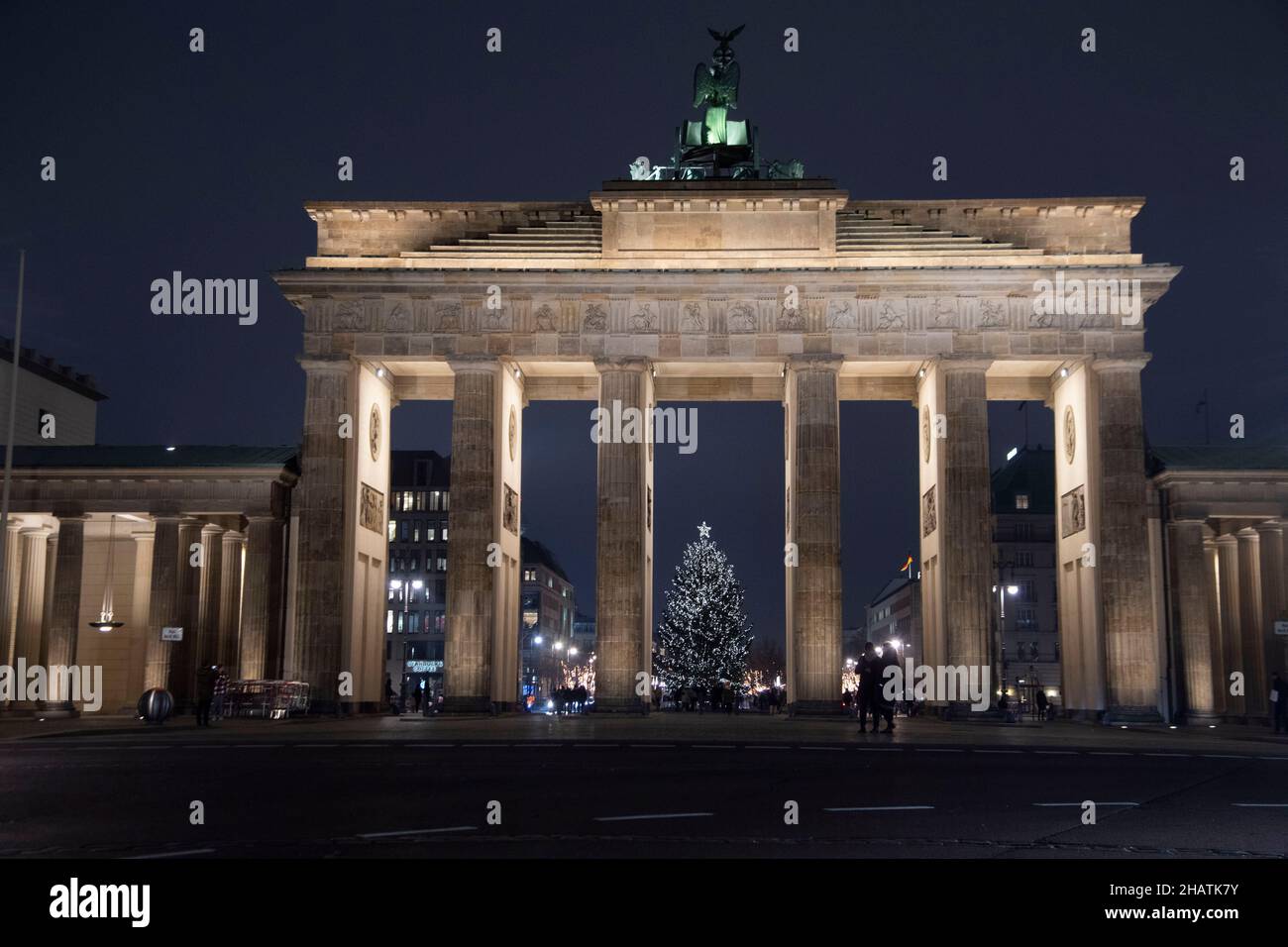 Berlin, Deutschland. 07th Dec, 2021. The Brandenburg goal in the evening light, illuminated, you can see a Weihaftertsbaum on Pariser Platz, sights in Berlin, Germany on December 07, 2021 Credit: dpa/Alamy Live News Stock Photo