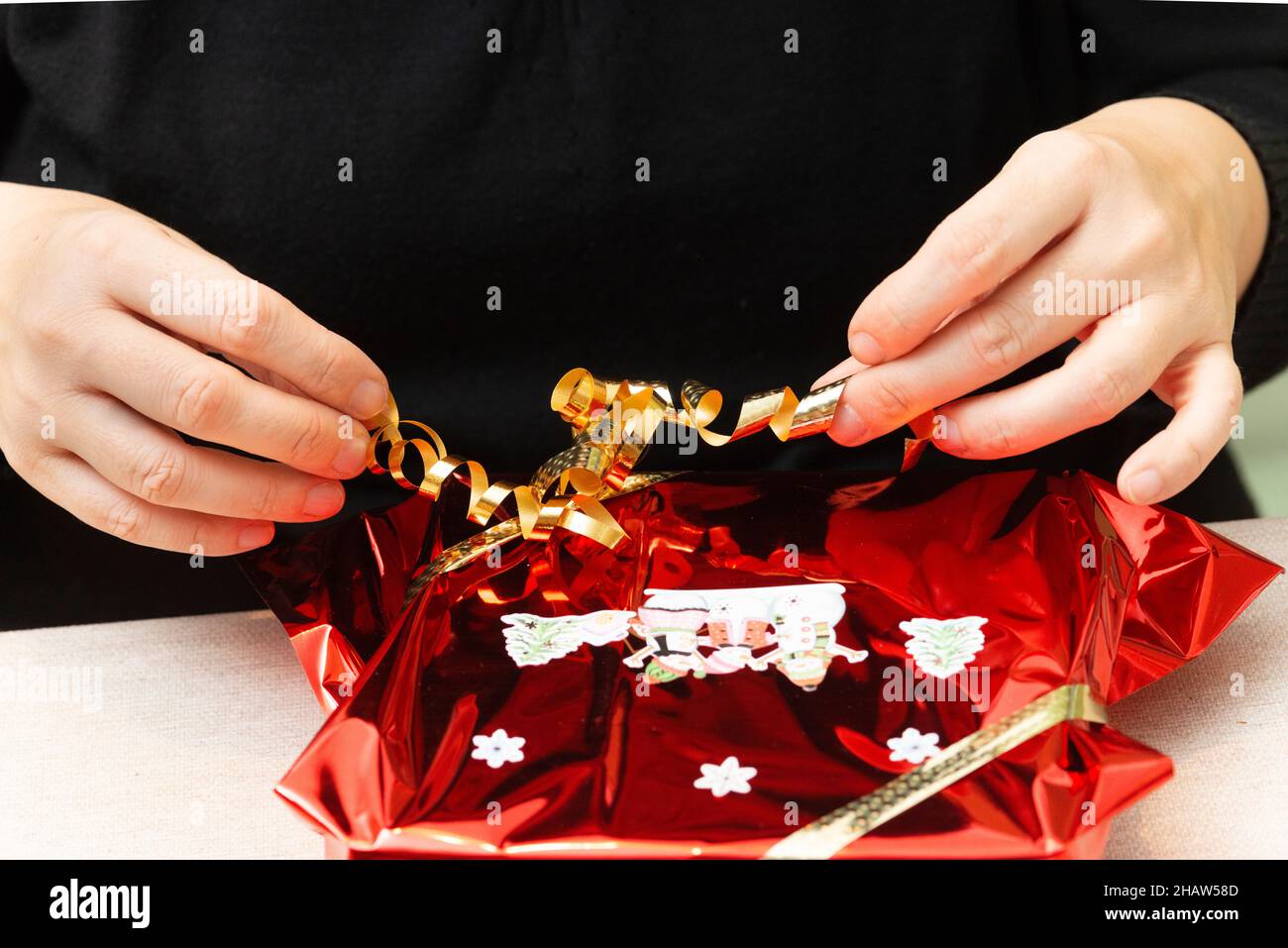 Present string wrapping hi-res stock photography and images - Alamy