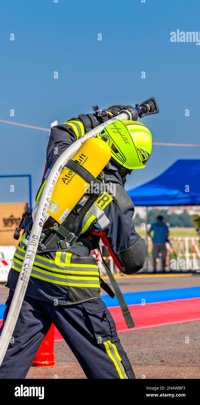 Firefighter practice hi-res stock photography and images - Page 3 - Alamy