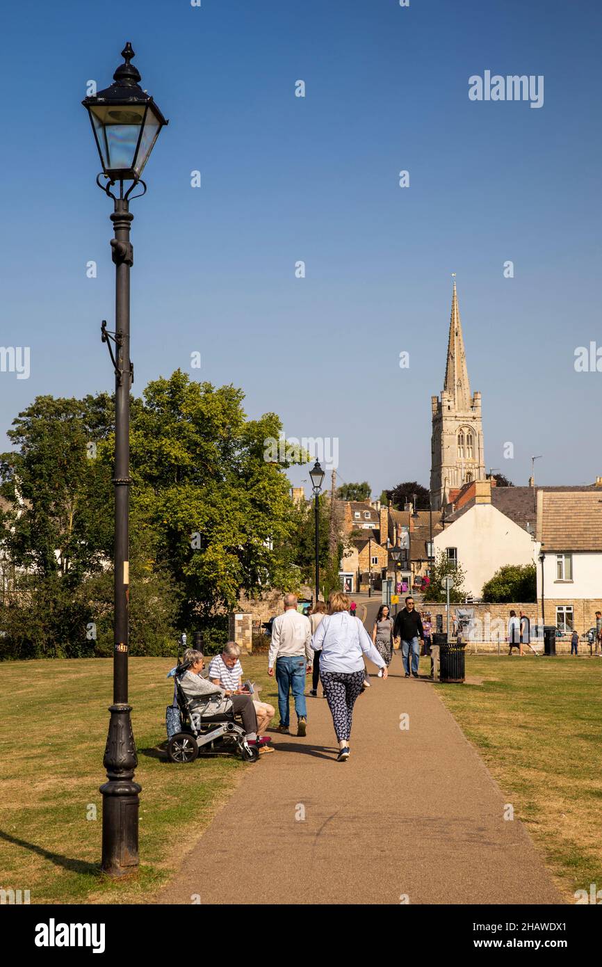 UK, England, Lincolnshire, Stamford, lamps and benches on Town Meadow Stock Photo
