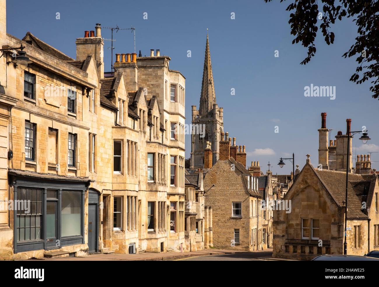 UK, England, Lincolnshire Stamford, St Peter’s Street historic, buildings at top of Sheep Market Stock Photo