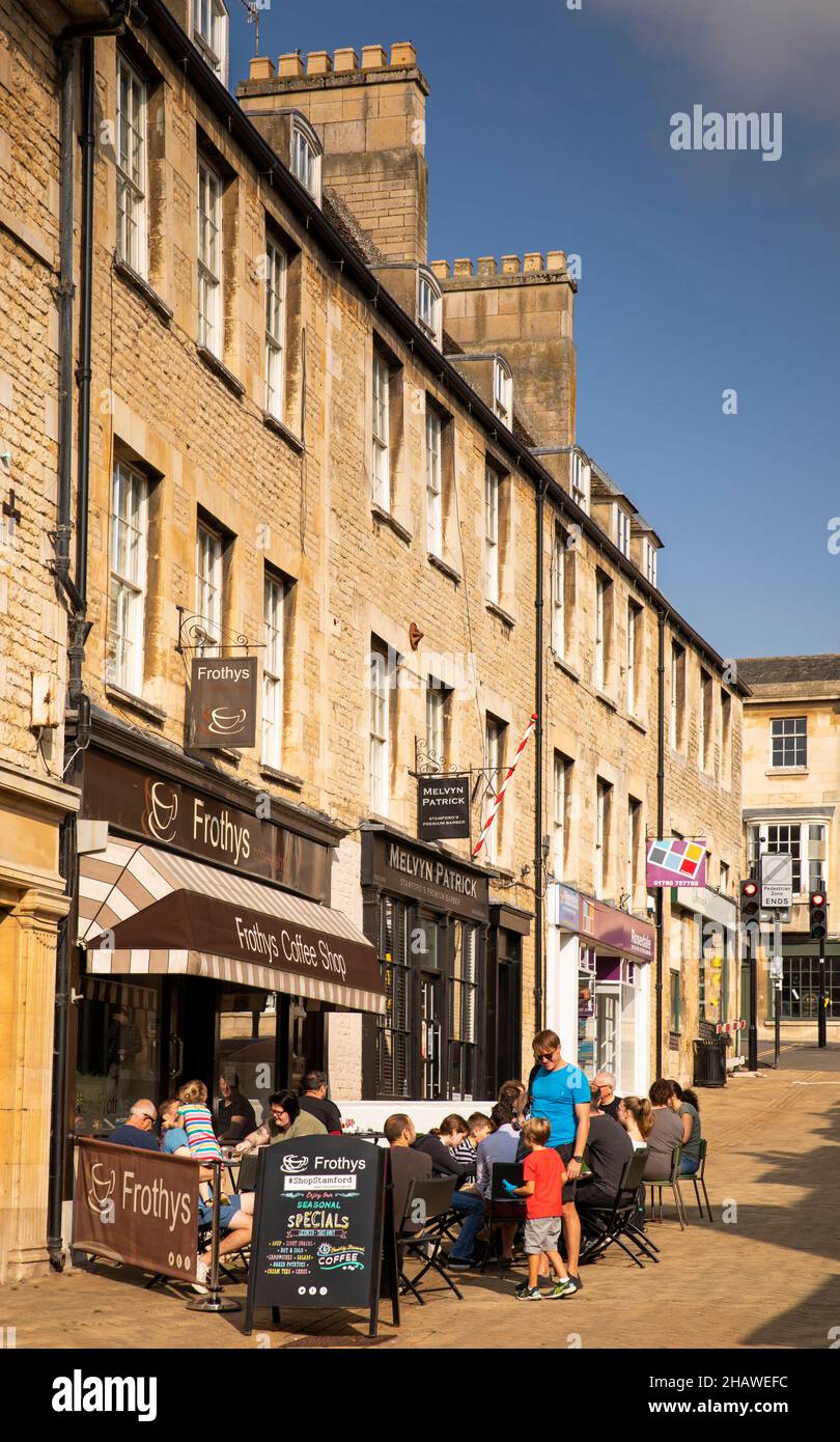 UK, England, Lincolnshire Stamford, Ironmonger Street, Frothy’s coffee shop Stock Photo