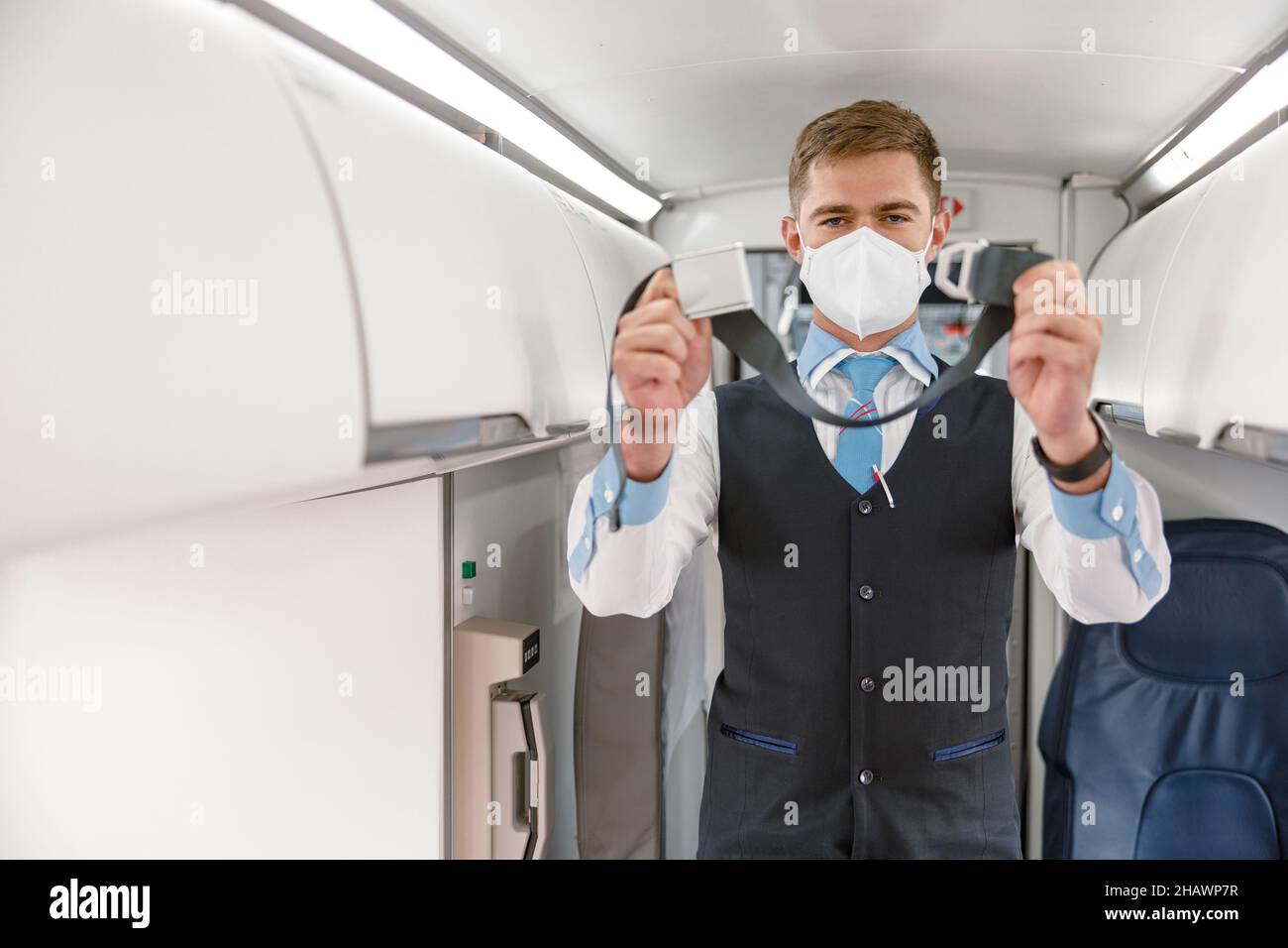 Flight attendant male hi-res stock photography and images - Alamy