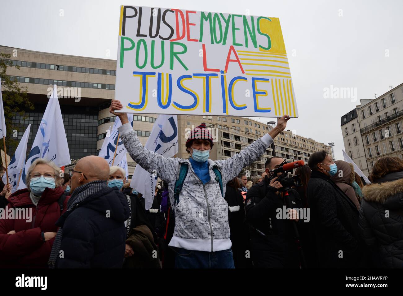 In front of the Bercy Ministry, the voltuan activist came to support the justice personnel in charge, with his faithful sign with colorful messages Stock Photo