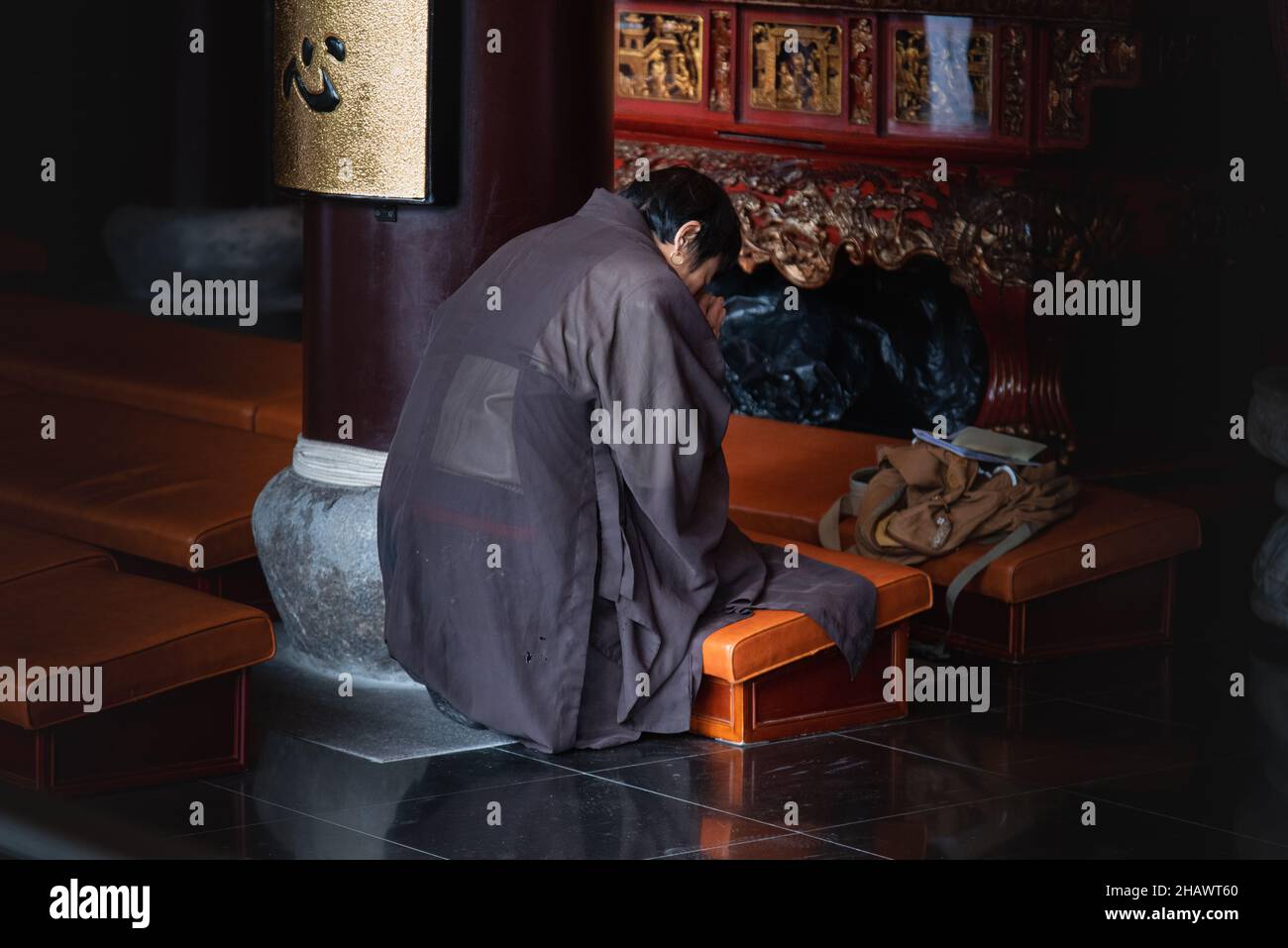 China, Shanghai, Jade Buddha Temple. 02-07-2021. Monk praying at the Buddhist temple in Shanghai Stock Photo