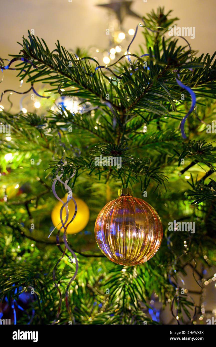 décorations de Noël sur un sapin, boules et guirlandes lumineuse. Christmas decorations on a tree, baubles and lights. Stock Photo