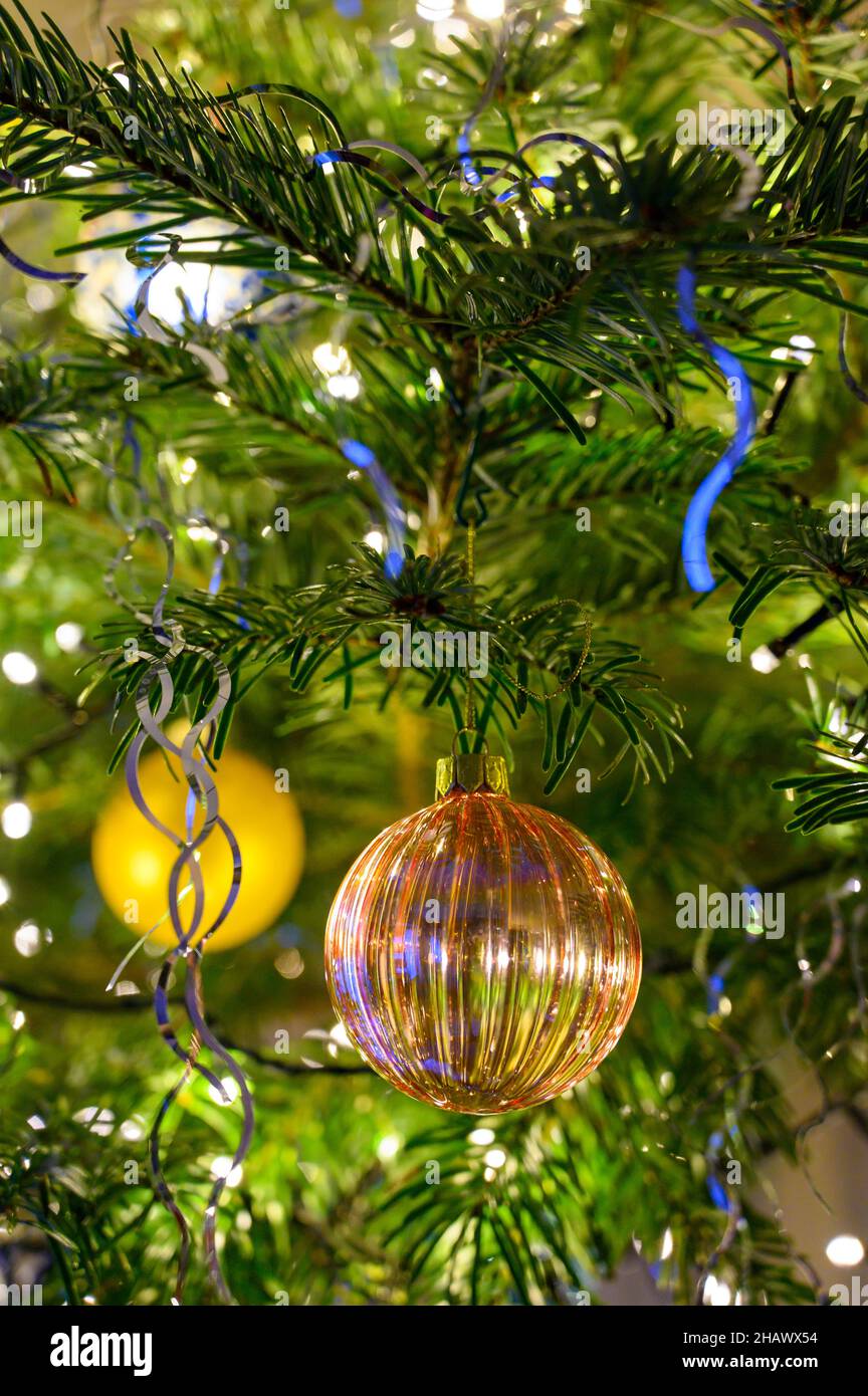 décorations de Noël sur un sapin, boules et guirlandes lumineuse. Christmas decorations on a tree, baubles and lights. Stock Photo