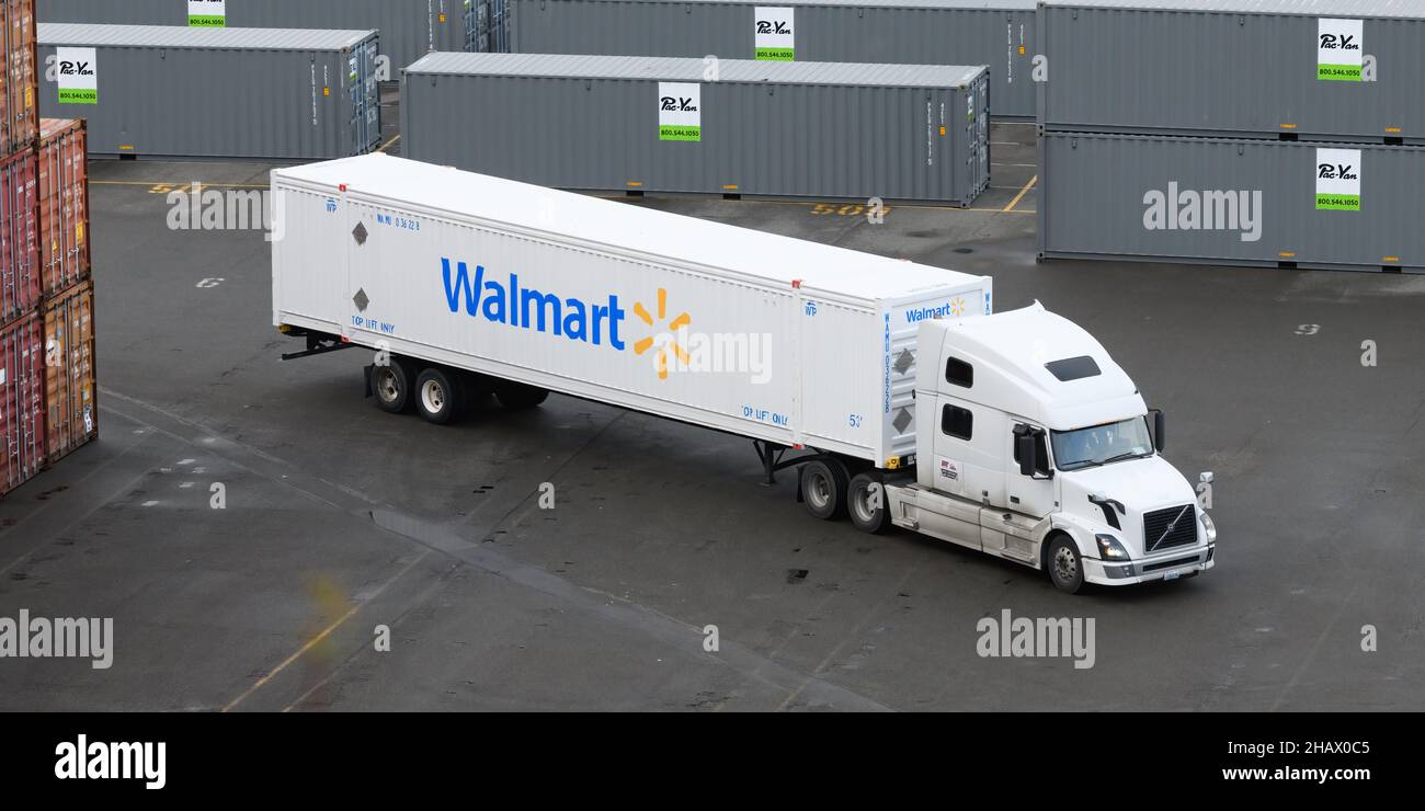 Everett, WA, USA December 14, 2021; Truck pulling a white 53 foot