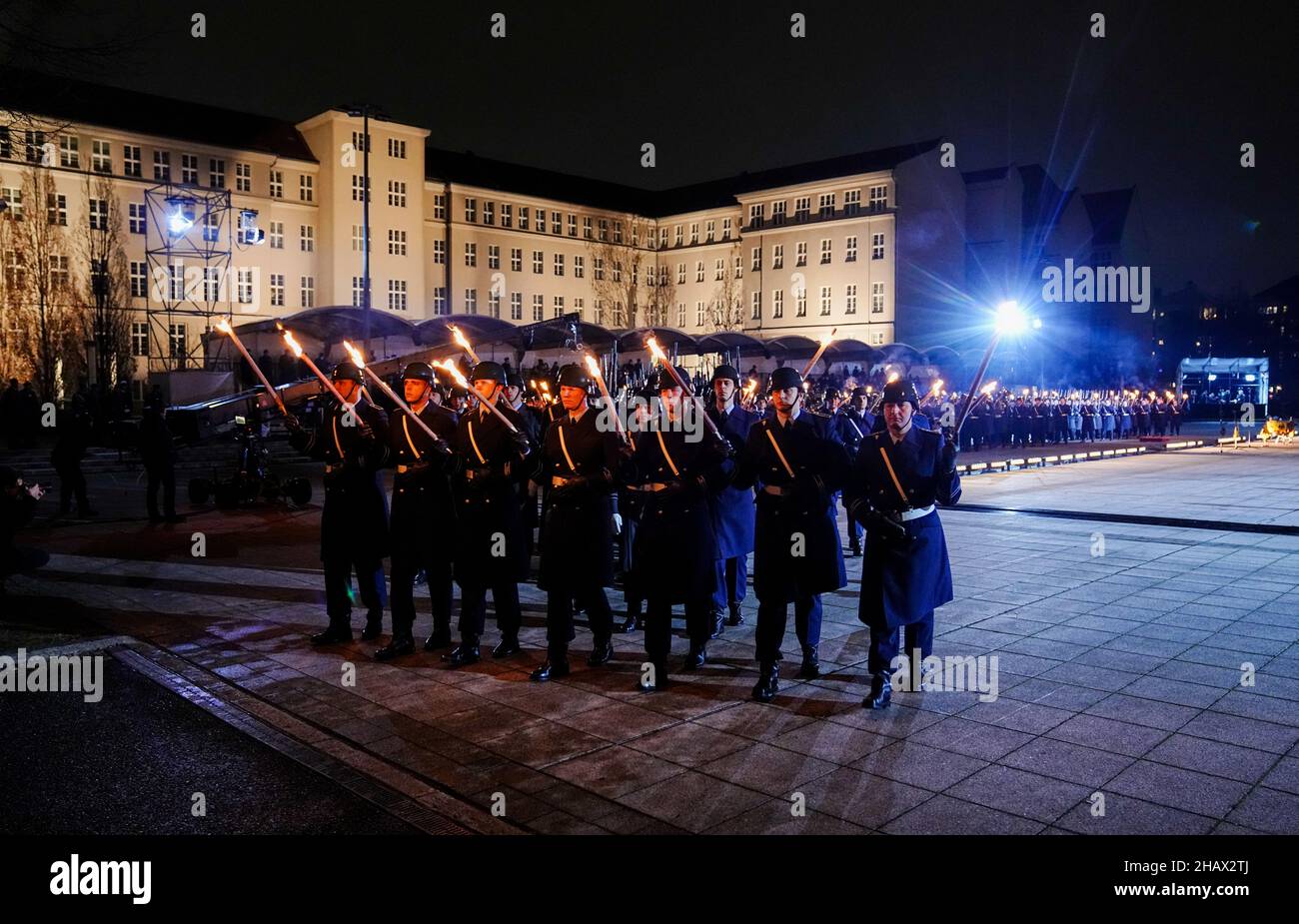 Berlin, Germany. 15th Dec, 2021. Torchbearers of the Guard Battalion of the German Armed Forces leave the roll call area after the Great Taps for the former Minister of Defence. Credit: Kay Nietfeld/dpa/Alamy Live News Stock Photo