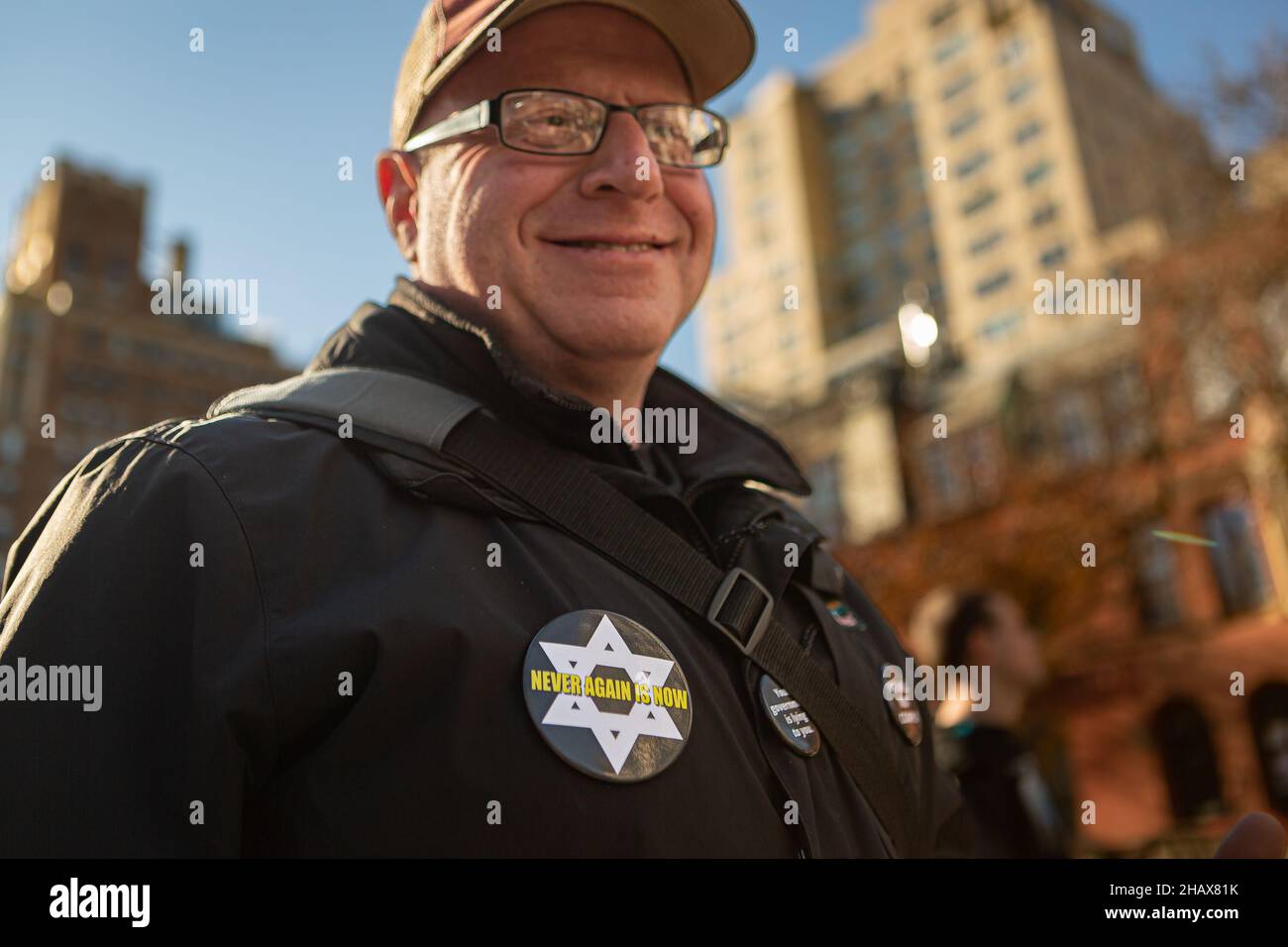 New York, New York, USA. 14th Dec, 2021. Dozens of antivax proponents rallied against a NYC mandate requiring all private-sector workers to show proof of two vaccine doses. The vaccine expansion is set to take place on December 27, just days before Mayor Bill de Blasio leaves office. The mandate will apply to workers at about 184,000 businesses. (Credit Image: © Michael Nigro/Pacific Press via ZUMA Press Wire) Stock Photo