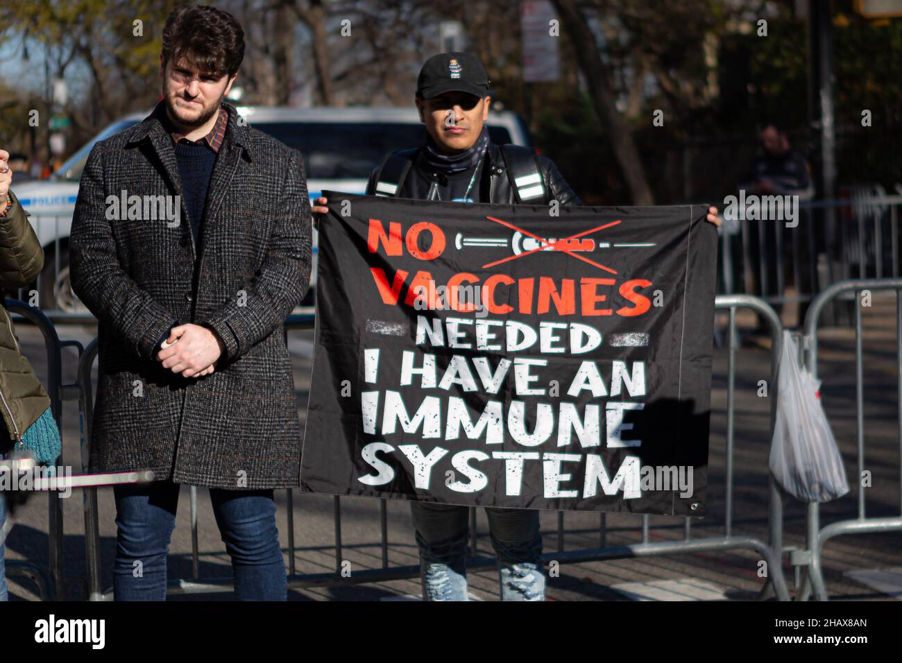 New York, New York, USA. 14th Dec, 2021. Dozens of antivax proponents rallied against a NYC mandate requiring all private-sector workers to show proof of two vaccine doses. The vaccine expansion is set to take place on December 27, just days before Mayor Bill de Blasio leaves office. The mandate will apply to workers at about 184,000 businesses. (Credit Image: © Michael Nigro/Pacific Press via ZUMA Press Wire) Stock Photo