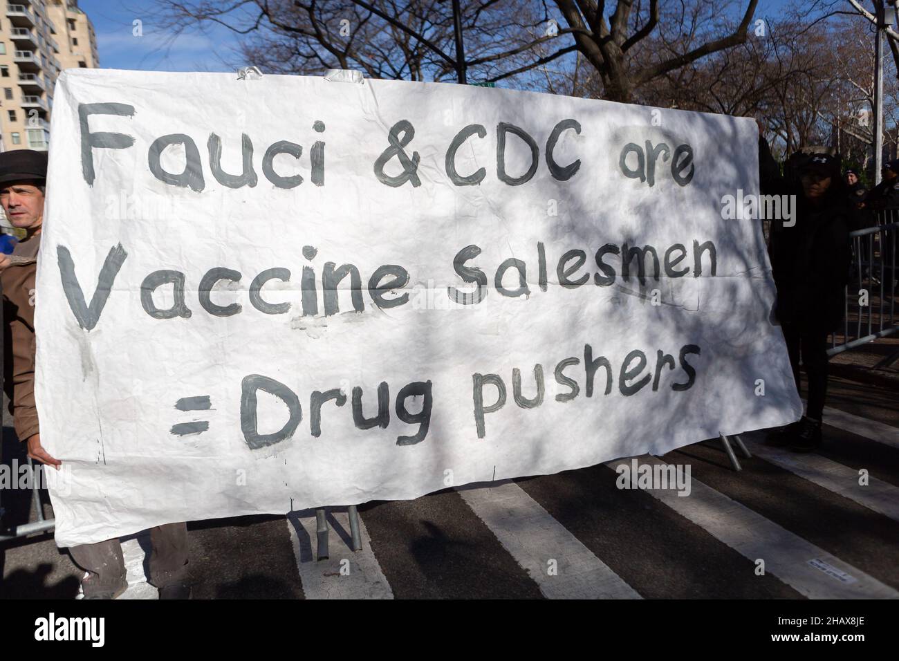 New York, New York, USA. 14th Dec, 2021. Dozens of antivax proponents rallied against a NYC mandate requiring all private-sector workers to show proof of two vaccine doses. The vaccine expansion is set to take place on December 27, just days before Mayor Bill de Blasio leaves office. The mandate will apply to workers at about 184,000 businesses. (Credit Image: © Michael Nigro/Pacific Press via ZUMA Press Wire) Stock Photo