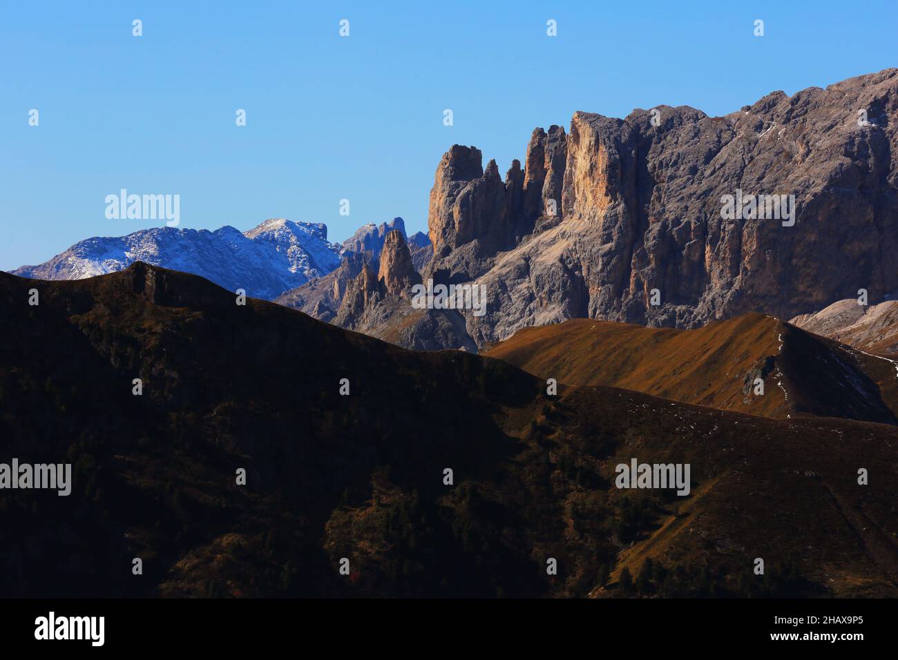 Dolomiten, Dolomiti, Berge und Felsen am  Langkofel, Sasso Lungo mit Blick und Aussicht auf den Rosengarten und die Vajolet Türme, Felsen in Südtirol Stock Photo