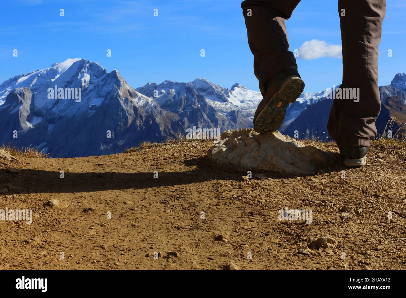 Dolomiten, Bergschuhe  mit Sohle in den Bergen, Felsen am  Langkofel, Sasso Lungo mit Blick und Aussicht auf die Marmolada, Marmolata in Südtirol Stock Photo
