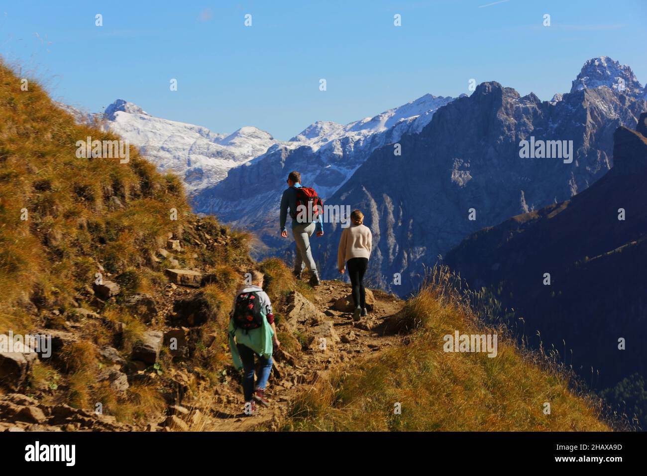 Dolomiten, Familie mit Kind wandert auf Berge und Felsen am  Langkofel, Sasso Lungo mit Blick und Aussicht auf die Marmolada, Marmolata in Südtirol Stock Photo