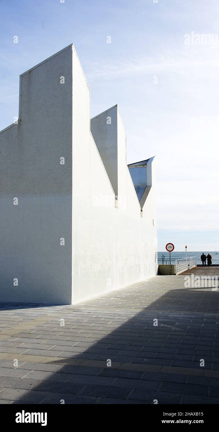 Promenade with the building of the sailing school in the moll de Gregal