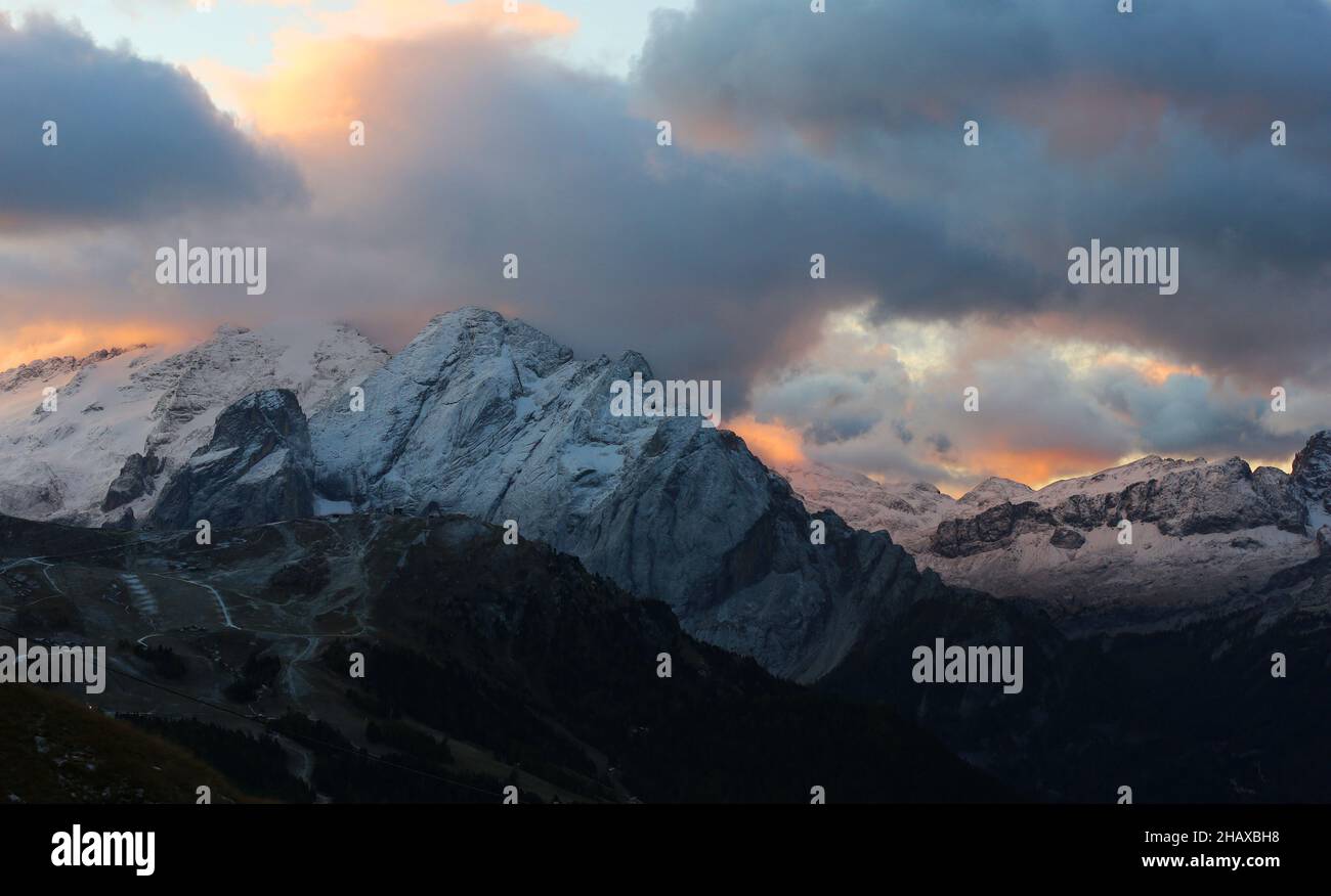 Marmolata, Marmolada, Dolomiten, Panorama mit atemberaubender Wolkenstimmung und dramatischer Lichtstimmung in Südtirol in den Dolomiten in Italien Stock Photo
