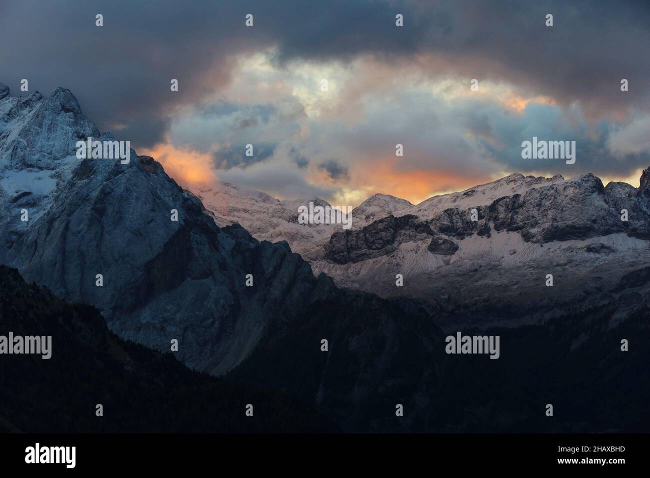 Marmolata, Marmolada, Dolomiten, Panorama mit atemberaubender Wolkenstimmung und dramatischer Lichtstimmung in Südtirol in den Dolomiten in Italien Stock Photo