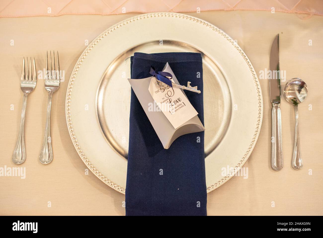 'the key to happiness is love and the ability to open a bottle ' guest gift with skeleton key and wedding reception Stock Photo