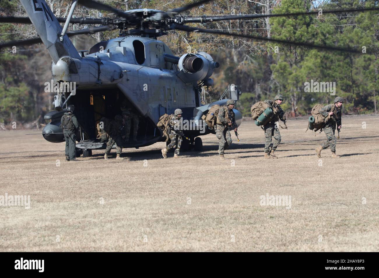Twenty-five U.S. Marines with Logistics Operations School, Marine Corps Combat Service Support Schools, exit a CH-53E Super Stallion at Camp Johnson, N.C., Dec. 14, 2021. The helicopter was used to extract the Marines from the field as part of the Logistics Officers Course Field Exercise (LOCFEX). LOCFEX is the culminating exercise that all logistics officers must complete to earn the Logistics Officer military occupational specialty. (U.S. Marine Corps Photo Taken By Lance Cpl. Alexis Ballin) Stock Photo