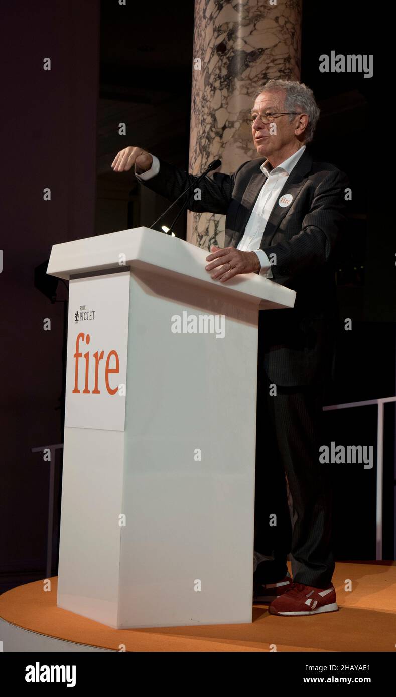 Sir David King announcing the winner of the 2021 Prix Pictet prize Sally Mann speaking from video link at the exhibition gala night at the V&A Victoria and Albert Museum in  London,England,UK Stock Photo