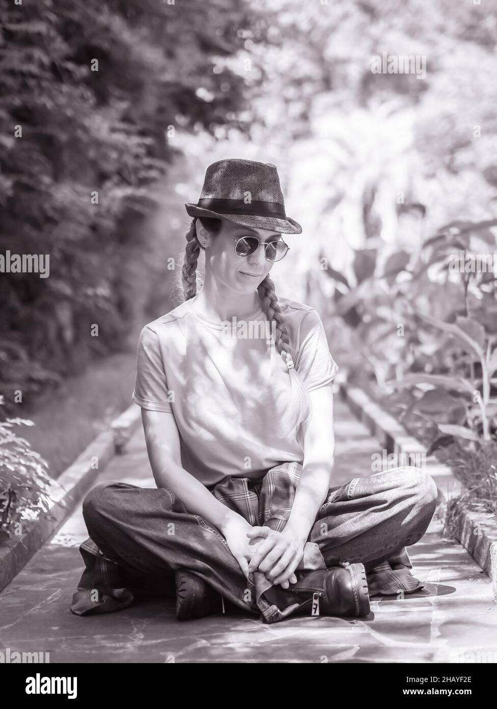 Girl cross legs hi-res stock photography and images - Alamy