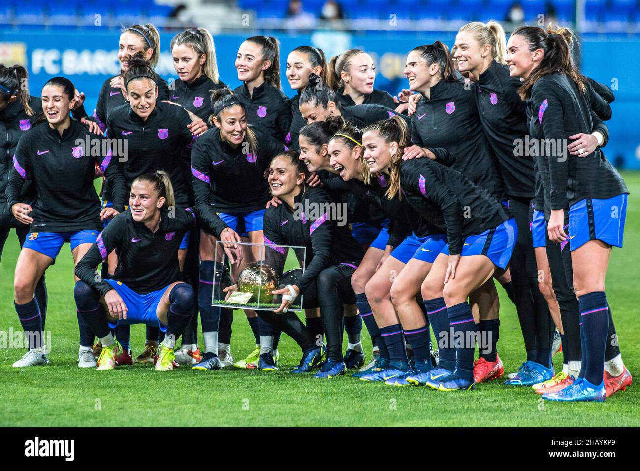 Barcelona, Spain. 15th Dec, 2021. FC Barcelona players pose for a group  photo with a trophy during the UEFA Women's Champions League match between  FC Barcelona Femeni and HB Koge Kvindeelite at