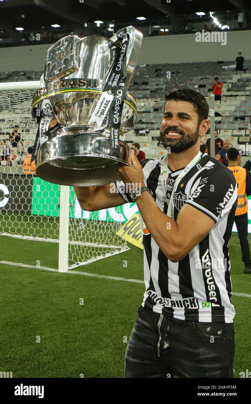 Curitiba, Brazil. 16th Dec, 2021. Atletico Mineiro's Diego Costa celebrates with the trophy after his team won the 2021 Brazil Cup second leg final football match against Athletico Paranaense at the Arena da Baixada stadium in Curitiba, Brazil, on December 15, 2021. Credit: Brazil Photo Press/Alamy Live News Stock Photo