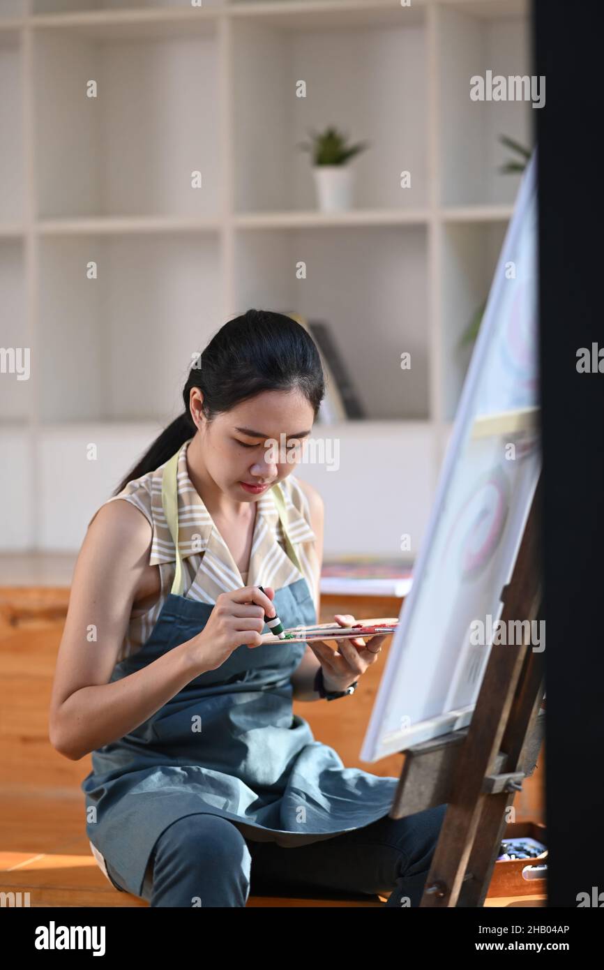 Painting easel and asian female hi-res stock photography and images - Alamy