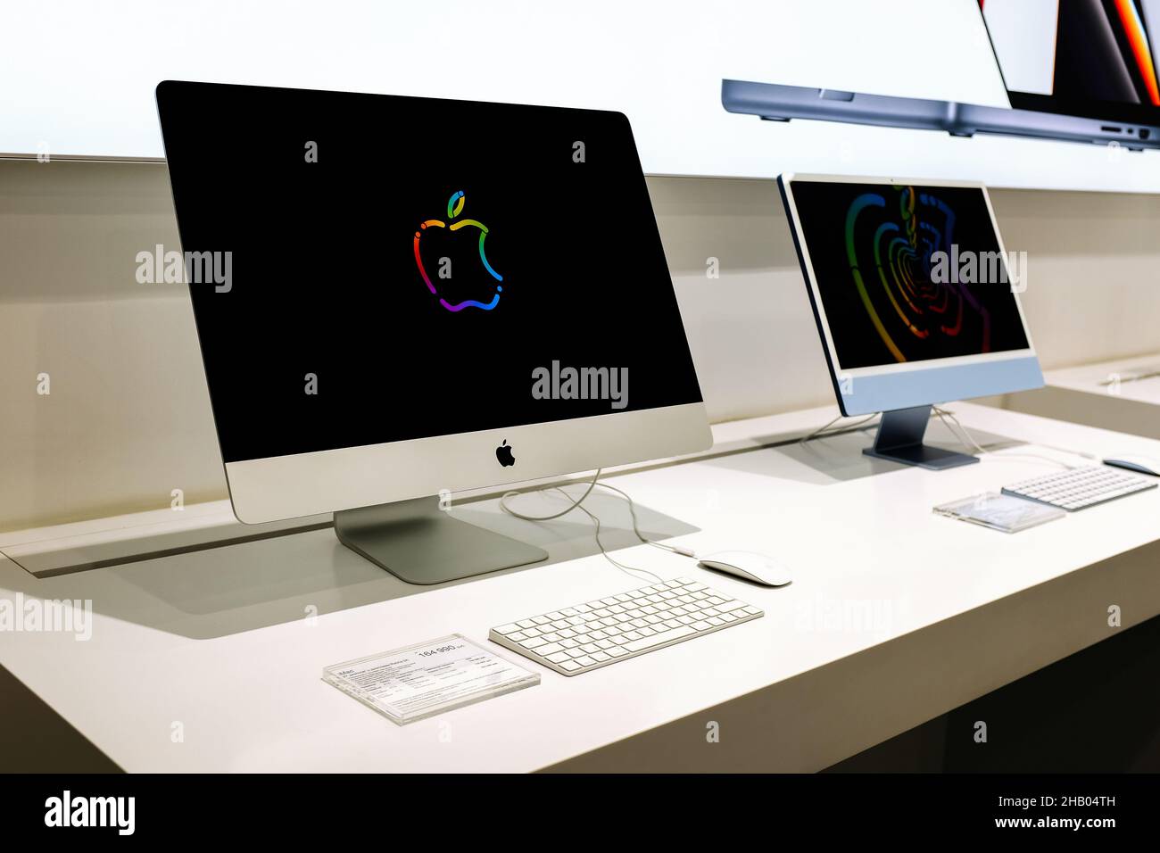 Apple iMacs in Apple store. Editorial illusrative photo of new Apple  27-inch(Retina 5K display) and 24-inch(M1 chip) iMacs Stock Photo - Alamy