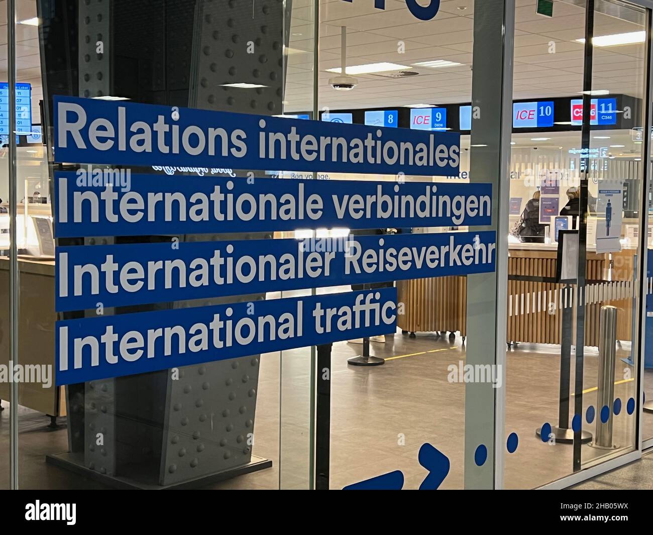 Brussels midi zuid station passengers hires stock photography and