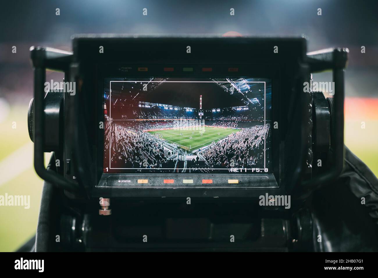 Kšln, RheinEnergieStadion, 10.12.21: Filmkamera hat das Stadion als †bersicht auf dem Bildschirm im Spiel der 1.Bundesliga 1.FC Kšln vs. FC Augsburg. Stock Photo