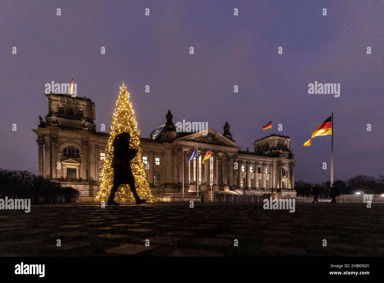 Berlin, Deutschland. 15th Dec, 2021. The Weihaftertsbaum in front of the Reichstag building can be seen at a blue hour in Berlin, December 15, 2021. Copyright: Florian Gaertner/photothek.de Credit: dpa/Alamy Live News Stock Photo