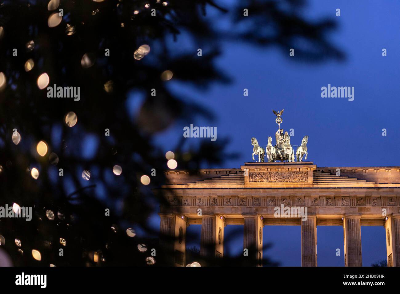 Berlin, Deutschland. 15th Dec, 2021. The Weihaftertsbaum in front of the Brandenburg goal can be seen at a blue hour in Berlin, December 15, 2021. Copyright: Florian Gaertner/photothek.de Credit: dpa/Alamy Live News Stock Photo