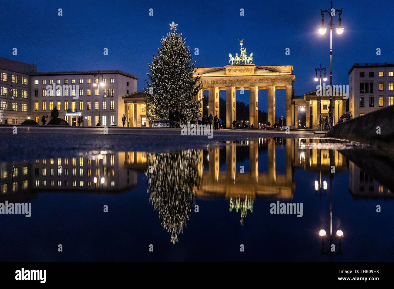 Berlin, Deutschland. 15th Dec, 2021. The Weihaftertsbaum in front of the Brandenburg goal can be seen in the blue hour in Berlin, December 15, 2021. Copyright: Florian Gaertner/photothek.de Credit: dpa/Alamy Live News Stock Photo