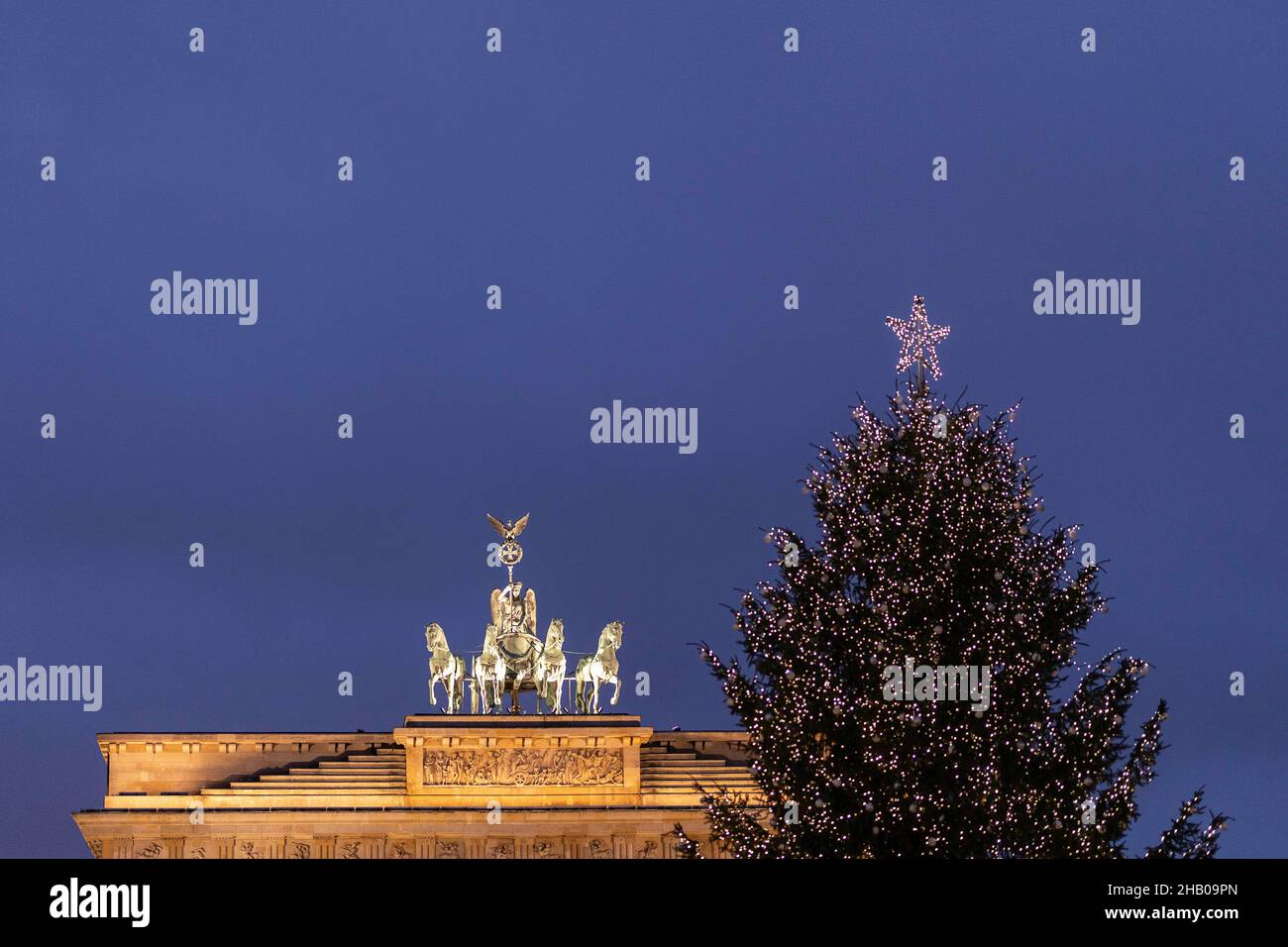 Berlin, Deutschland. 15th Dec, 2021. The Weihaftertsbaum in front of the Brandenburg goal can be seen in the blue hour in Berlin, December 15, 2021. Copyright: Florian Gaertner/photothek.de Credit: dpa/Alamy Live News Stock Photo