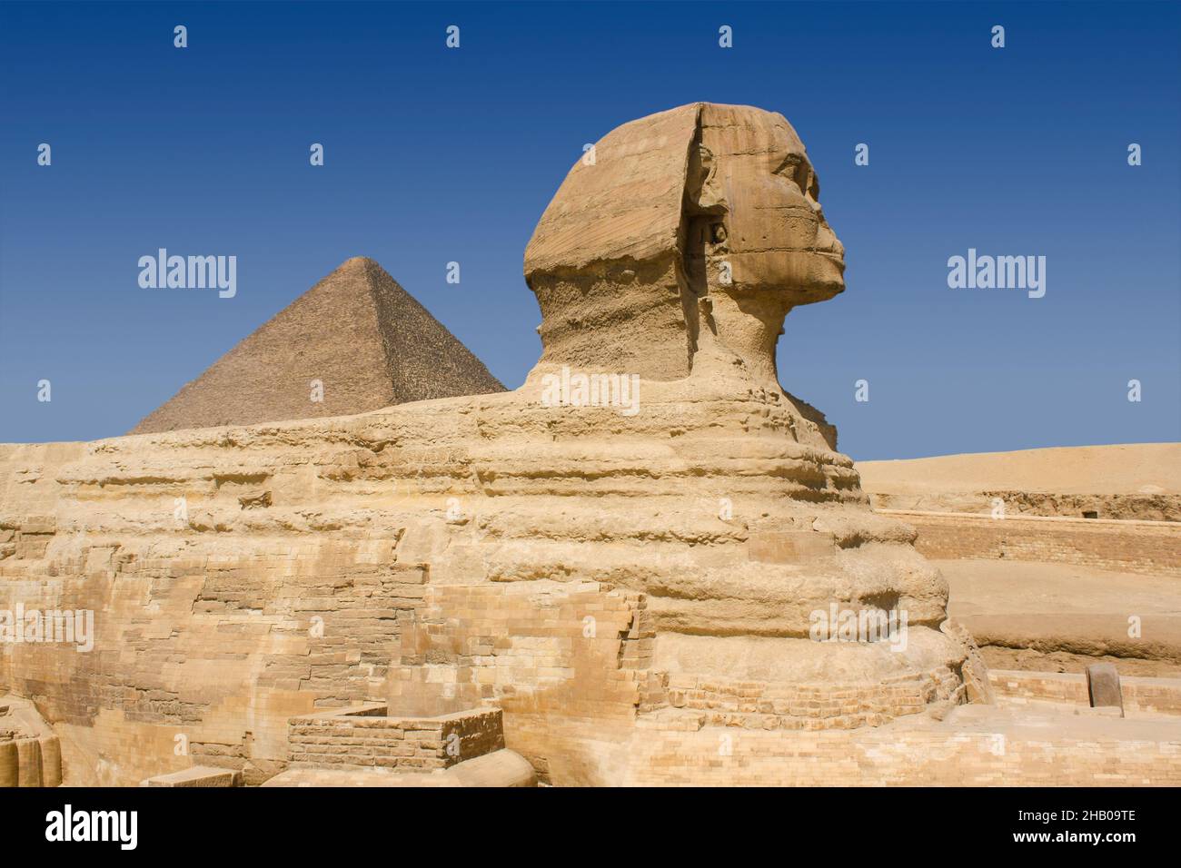 Great sphynx and pyramid of Khufu or Cheops on plateau Giza, near Cairo ...