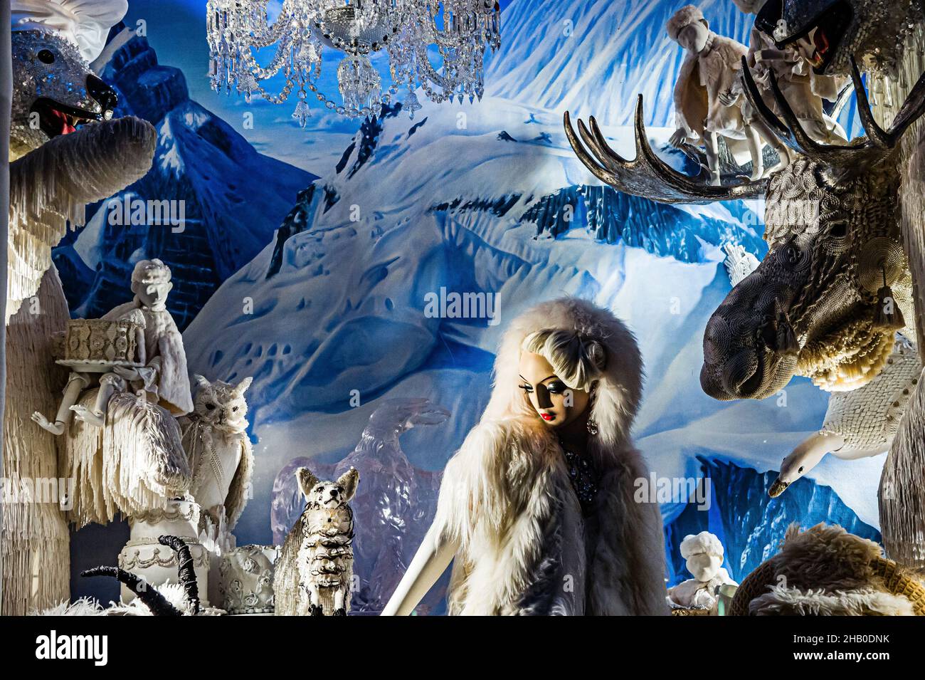 ⁴ᴷ⁶⁰ Walking Tour of the Bergdorf Goodman Fifth Avenue Store, NYC during  the Holidays 2018 