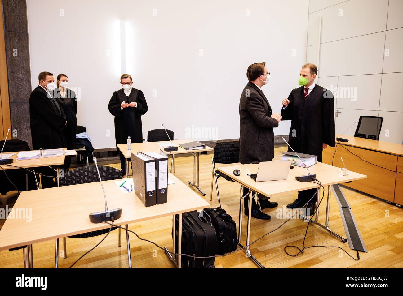 Munich, Germany. 16th Dec, 2021. Wirecard's lawyers are talking before the start of the hearing in the civil action for nullity before the Munich I Regional Court. In the lawsuit, Wirecard's insolvency administrator would like to have two annual balance sheets and resolutions of Wirecard's Annual General Meeting annulled. Credit: Matthias Balk/dpa/Alamy Live News Stock Photo